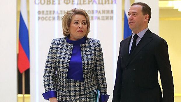 Медведев прокомментировал предложение отменить "клетки" в судах