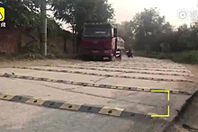 Сотни «лежачих полицейских» установили на километре дороги