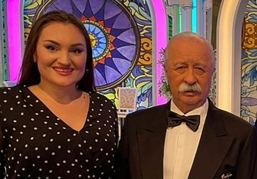 Нижегородка подарила Леониду Якубовичу книгу про 800-летие и шарф болельщика «Торпедо»