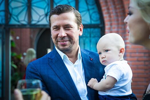 Андрей Мерзликин вышел в свет с 6-месячным сыном