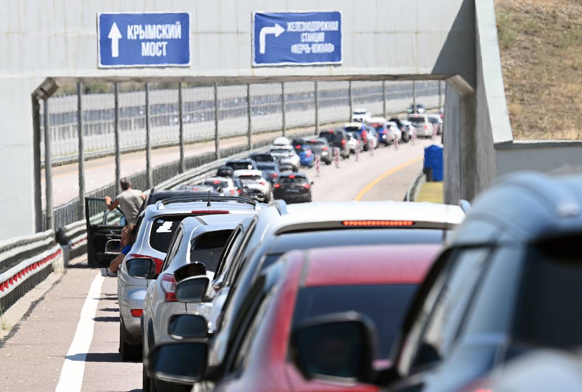 В очереди на Крымский мост скопилось более двух тысяч автомобилей