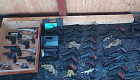 На Украине задержали банду, торговавшую привезенным с фронта оружием