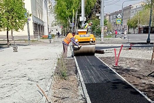 На новой пешеходной зоне по Свободы в Челябинске асфальтируют велодорожку