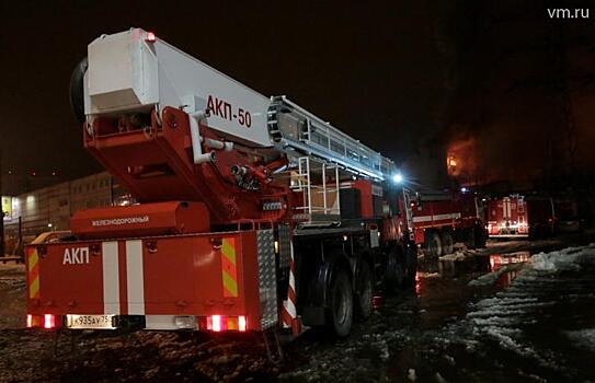 Двух человек спасли сотрудники МЧС при ликвидации пожара в квартире на юге Москвы
