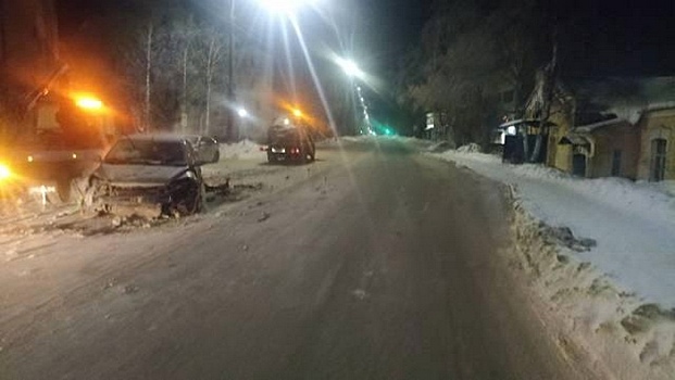 Невнимательный водитель врезался в стоявшую легковушку в Вологде