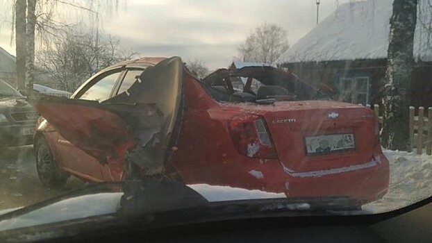 Многотонный «КамАЗ» превратил «Шевроле Лачетти» в кабриолет