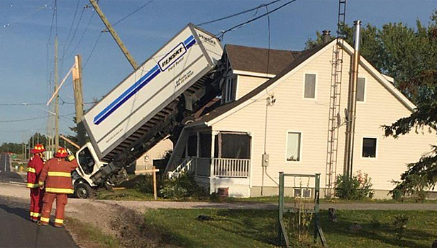 Повис на крыше: в столкновении грузовика с домом обвинили пришельцев. Видео