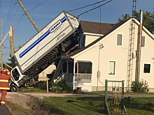 Повис на крыше: в столкновении грузовика с домом обвинили пришельцев. Видео