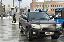 В Москве гаишник не стал наказывать оставленный на тротуаре внедорожник с номерами "АМР"
