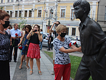День рождения Табакова. В Саратове возложили цветы к памятнику артисту