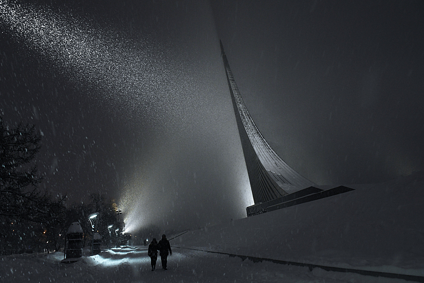 Вид на монумент "Покорителям космоса" в Москве, декабрь 2023 года