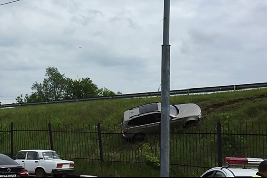 Нетерпеливого водителя BMW вынесло в кювет в Канавинском районе