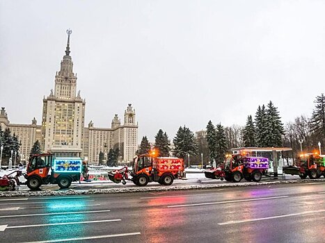 Столичную коммунальную технику украсили к рождественским праздникам