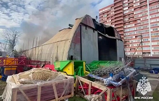 Более 50 человек тушат крупный пожар на западе Краснодара