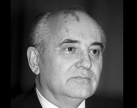 За что Михаил Горбачев в 1992 году стал невыездным и был оштрафован на 100 рублей