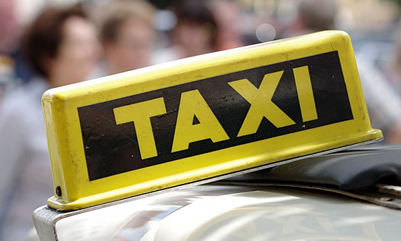 "Избил и ограбил": таксист лишил пассажира 130 млн рублей