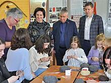 В Самаре "серебряные волонтеры" учат вязать самарских школьников