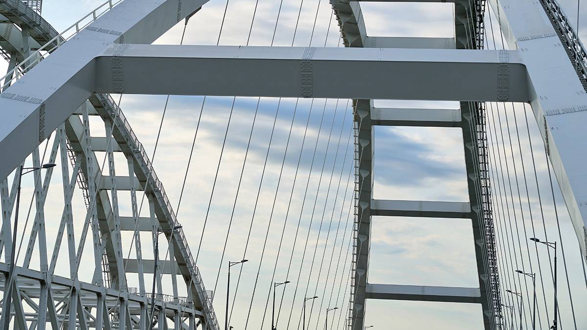 Движение автомобилей возобновили на Крымском мосту после перекрытия