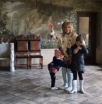 Помолодевшая Пугачева попала в кадр нового видео Галкина
