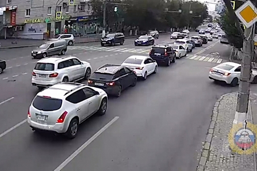 На камеры видеонаблюдения попало столкновение трех автомобилей в Волгограде