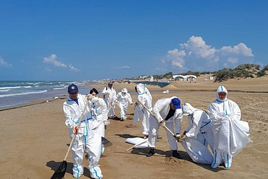 «Море чище любой речки». Туристов в Анапе испугал мазут, вызывающий рак. Сезон «грязевых ванн» еще можно спасти?