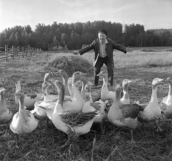 Клоун Олег Попов в гостях у родителей на даче, 1967