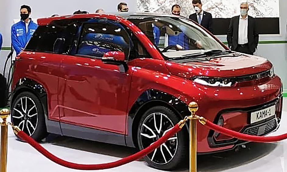 В салоне машины на рулевой колонке установлен 9-дюймовый дисплей информационно-мультимедийной системы. Также водителю доступна интеллектуальная система помощи водителю. 