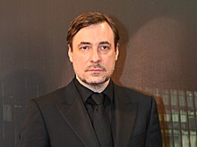 Евгений Цыганов склонил голову у портрета Юлии Снигирь