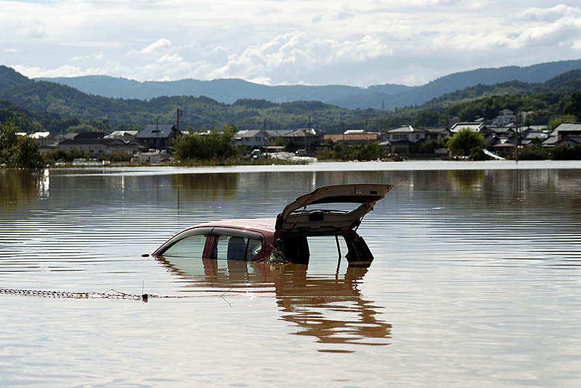 Премьер-министр Синдзо Абэ назвал ситуацию в пострадавших от ливней районах "крайне серьезной".