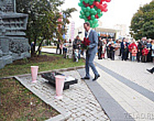 В День города префект Зеленограда традиционно возложил цветы к памятному знаку первостроителям