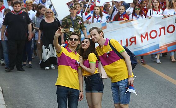 День России в центре Новосибирска отмечают тысячи горожан