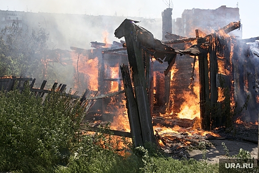 В Миассе сгорел деревянный дом с надворными постройками