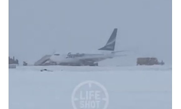 В Сети появилось видео выкатившегося за взлетную полосу самолета в аэропорту Внуково