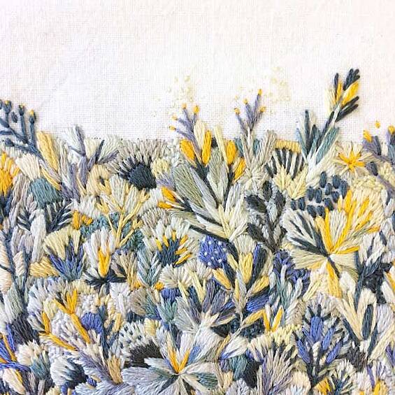 Стежок за стежком Софи создает абстрактные и очень красочные композиции, которые напоминают хаотично разбросанные полевые цветы.
