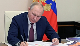 Путин подписал закон о повышении МРОТ