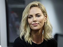 Шарлиз Терон удивила стильной короткой стрижкой