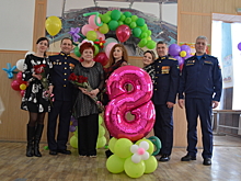 Сотрудники Госавтоинспекции в Новосибирске поздравили женщин с Международным женским днем