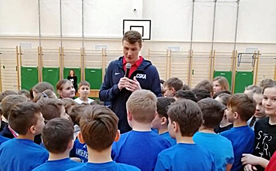 Известный баскетболист Андрей Воронцевич провел мастер-класс для учеников школы № 1409 в САО