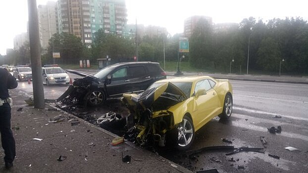 Элитный спорткар на полной скорости врезался в Nissan на юго-востоке Москвы
