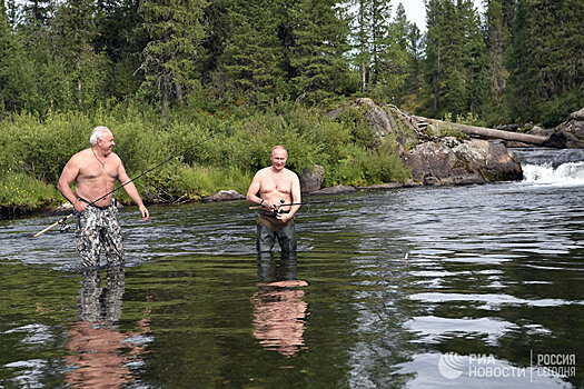 Почему голый по пояс Путин смеется последним