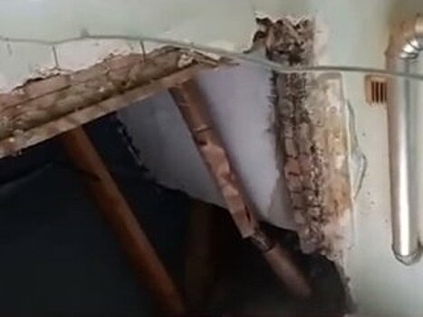 В уфимской квартире обрушился потолок