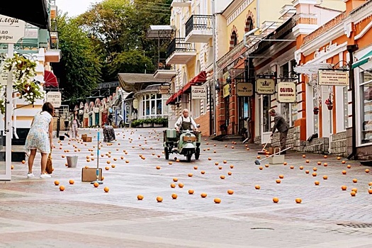 В Кисловодске показали, как снимали сцену с апельсиновым дождем в фильме "Чебурашка"