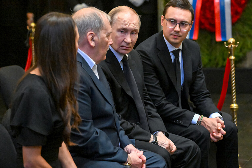 Президент РФ Владимир Путин на церемонии прощания с председателем Верховного суда РФ Ириной Подносовой в траурном зале ЦКБ Управления делами президента РФ в Москве, 24 июля 2025 года