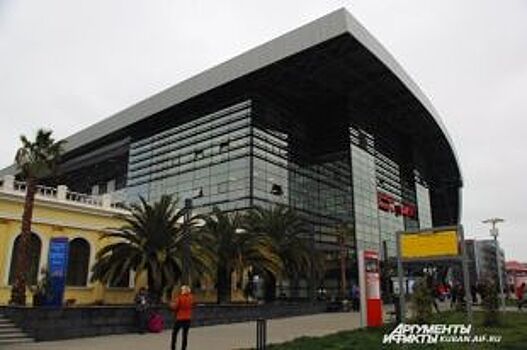 Водитель в Сочи сэкономил на парковке — его BMW X5 провисел ночь на бордюре