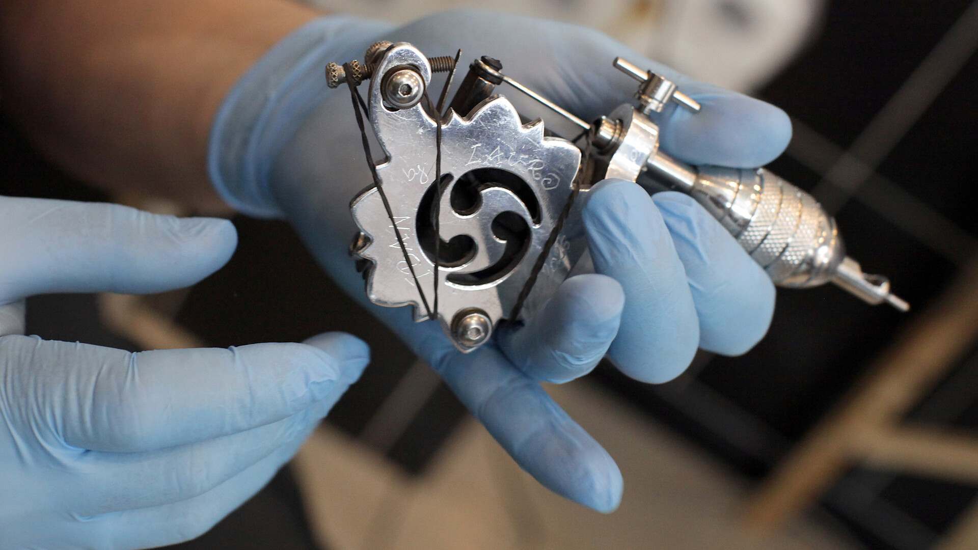 В России призвали запретить молодым людям делать татуировки