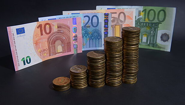 Официальный курс евро снизился до 72,68 рубля