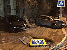 В Твери две легковушки снесли дорожный знак и выломали бетонный забор