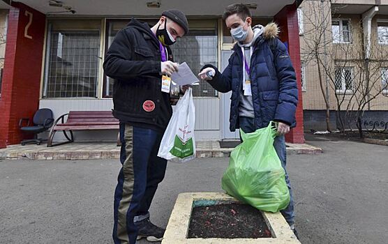 Чистые руки и чуткое сердце: как помогают москвичам социальные волонтеры