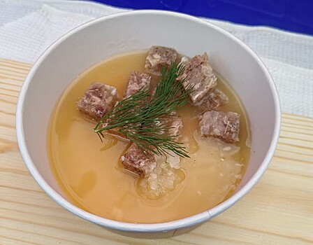 На новосибирском гастрофестивале приготовили необычную окрошку с холодцом