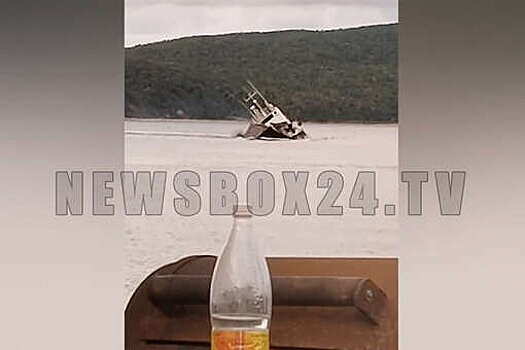 Момента крушения судна с самосвалом под Владивостоком попал на видео